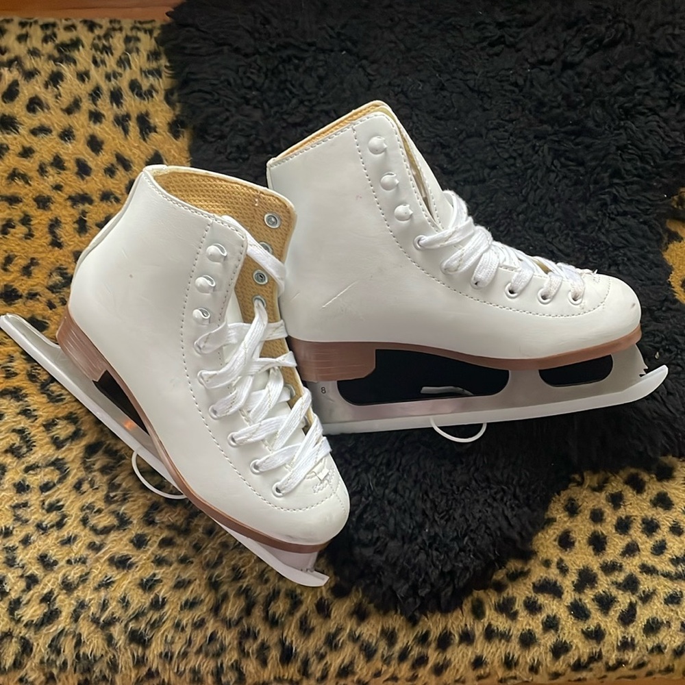 Sz 1 girls DBX white ice skates.